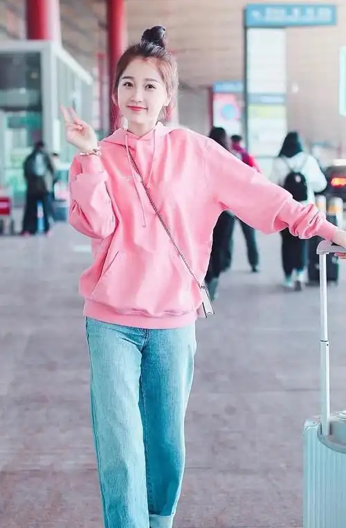 虞书欣为显腿长好拼,穿牛仔裤卷裤尾"标签"都显出来了,真尬!