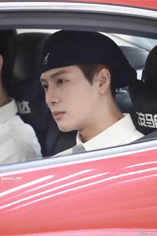 王嘉尔又帅出新高度穿制服戴贝雷帽尽显男神范伸手动作好心动