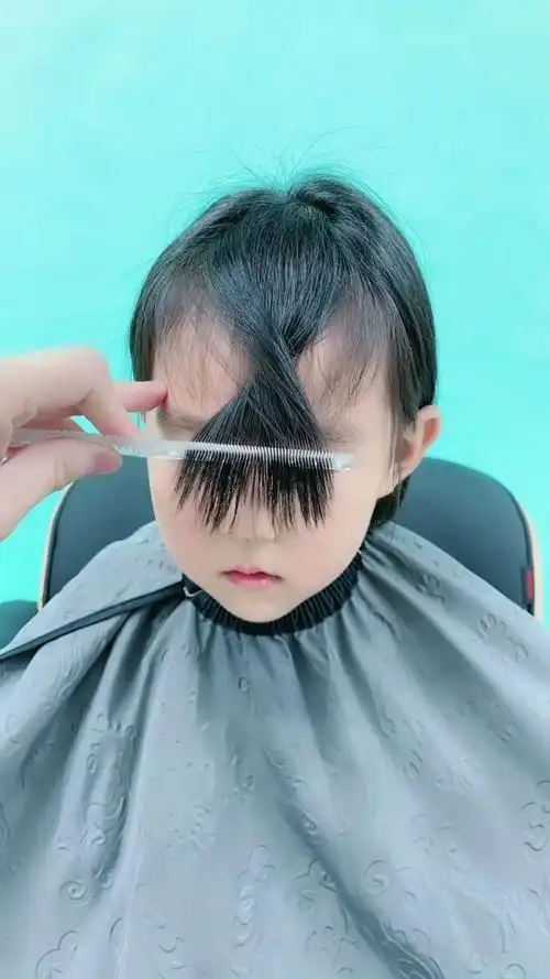 小孩剪空气刘海真哇塞今天是我女儿6岁生日也同时祝所有人快乐一起