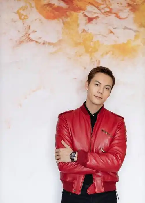 组图:陈伟霆红色皮衣夹克干练帅气背头大展利落率性魅力_娱乐_春晚