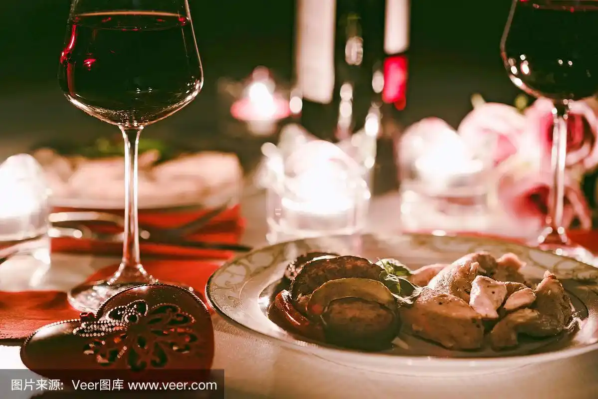 两个人的浪漫晚餐,红酒,蜡烛,鲜花