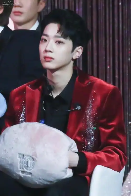 历史上的今天|赖冠霖红色丝绒外套点燃金唱片舞台现场