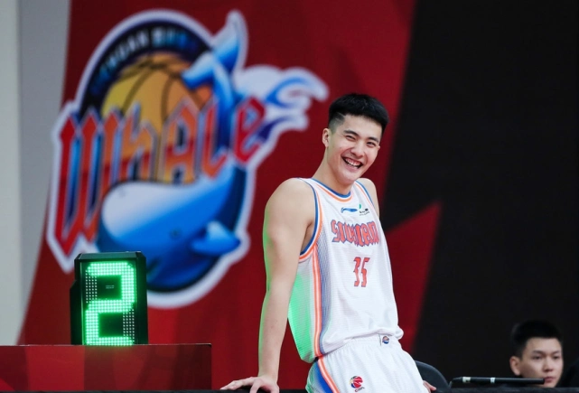 朱松玮怎么了?抢板不卡位 传球回场遭韩硕怒吼 一脸郁闷下场