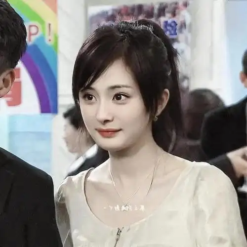 杨幂学生时代真正整容前的照片曝光!原来也是整残了!没以前灵动