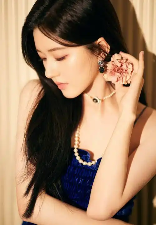 赵露思好像财阀千金,穿吊带裙尽显窈窕身姿,长发飘飘好有女神范