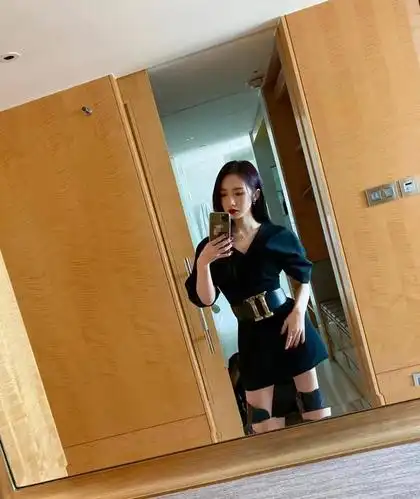 孟美岐白色外套配小短裙,裙摆下的筷子腿格外抢镜,活力十足