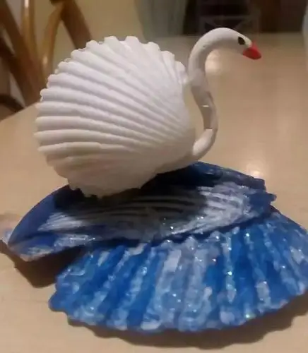 手工作品准备材料:贝壳,硅胶枪,颜料,毛笔,绳子,超轻粘土等制作步骤