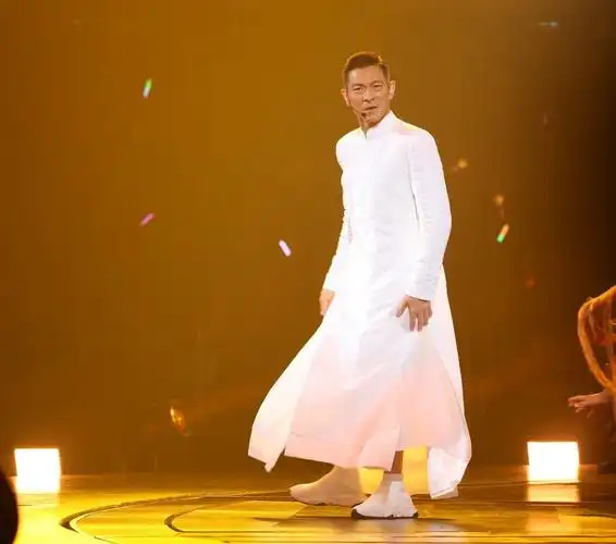 刘德华开演唱会,老婆女儿捧场,朱丽倩胖了刘向蕙变亮了