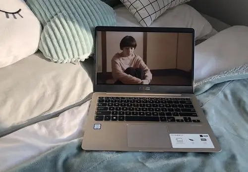 躺床上追剧信号差wifi放大器搞定