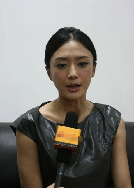 42岁秦岚近况曝光,双腿瘦到露青筋,网友:终究还是老了