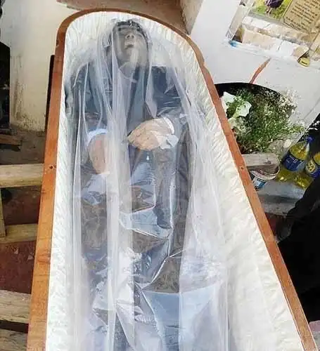 男子死后被用防腐术13月无损骇人听闻的神秘事件