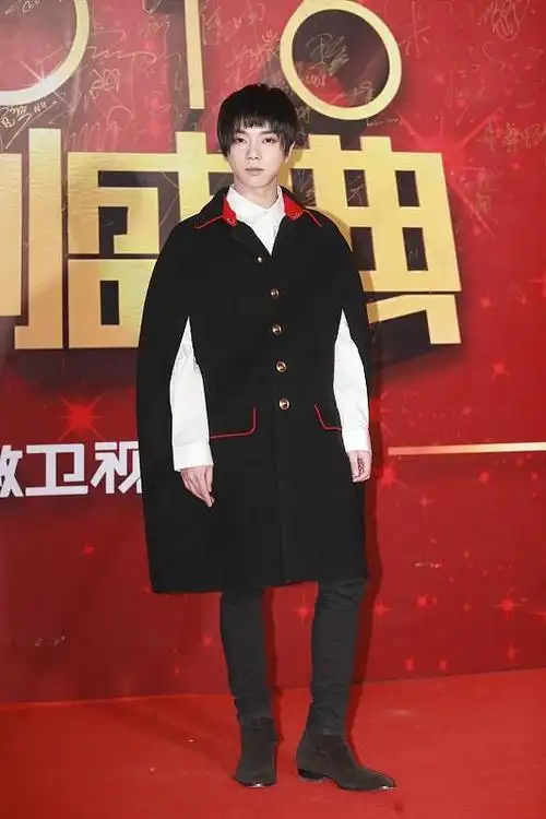 迪丽热巴少见酷系中性穿搭真帅和华晨宇站一起看着都很酷