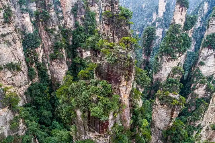 张家界是中国独一无二的地貌,被誉为"张家界地貌",是大自然赠予我们的