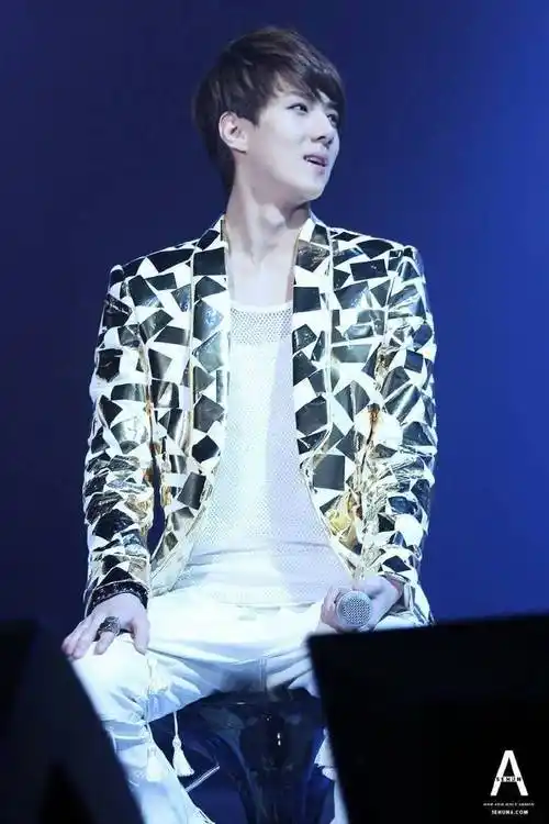 吴世勋超话#exo出道颜值#2012年showcase上的吴世勋 一眼万年