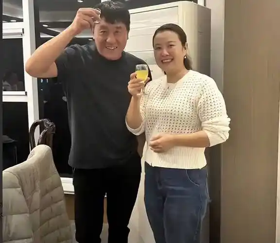 她竟是何冰妻子!结婚27年零绯闻,曾同桌成圈内佳话
