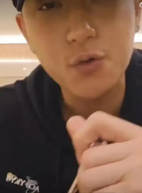 6月27日晚上,黄子韬在直播吃晚饭,当天他素颜出镜,嘴巴上有小胡子