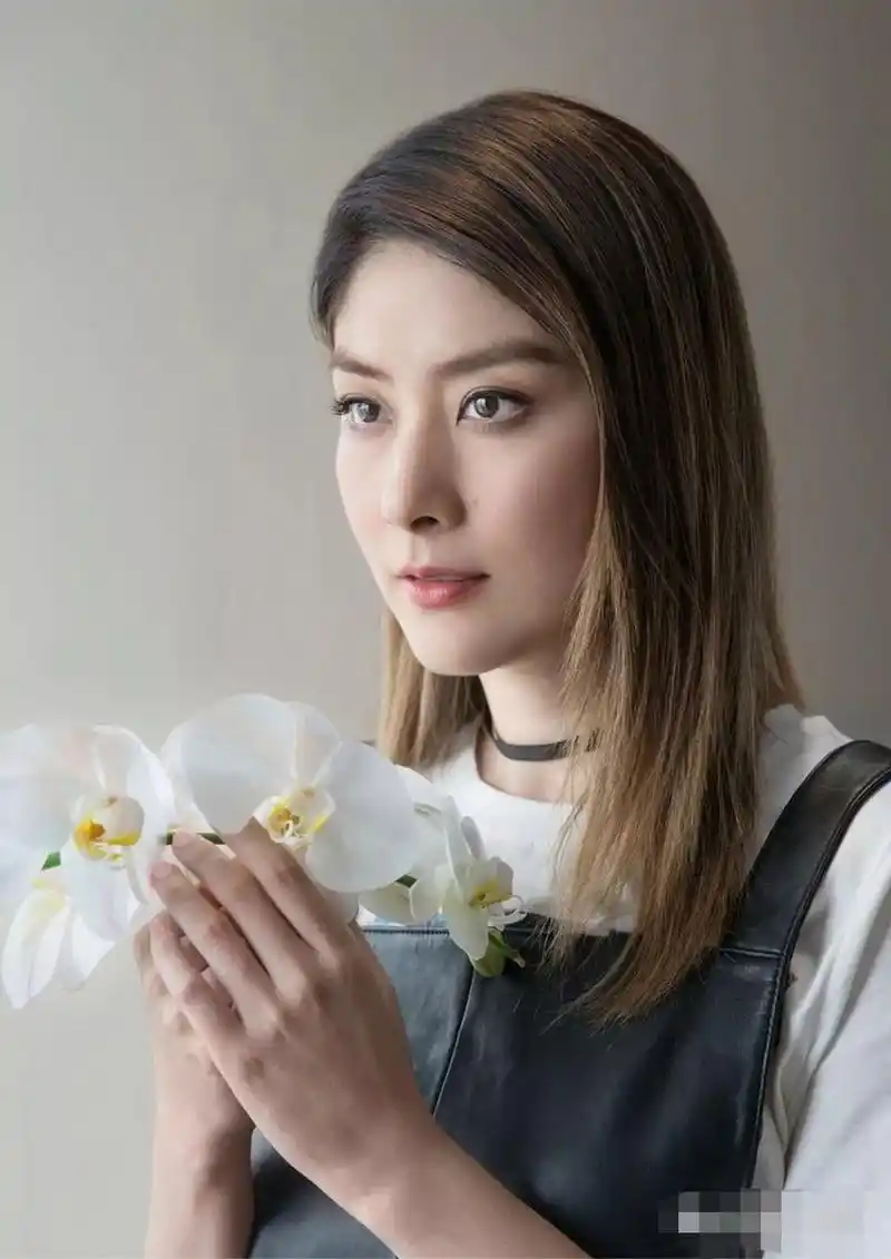 明星故事# 著名香港歌星陈慧琳,1972年9月出生于中国香港湾仔区,身