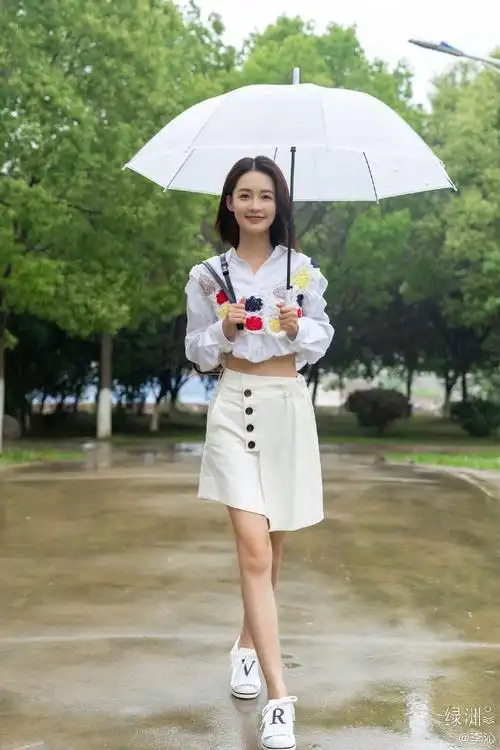 > 李沁雨中漫步街拍照图片(1/3)
