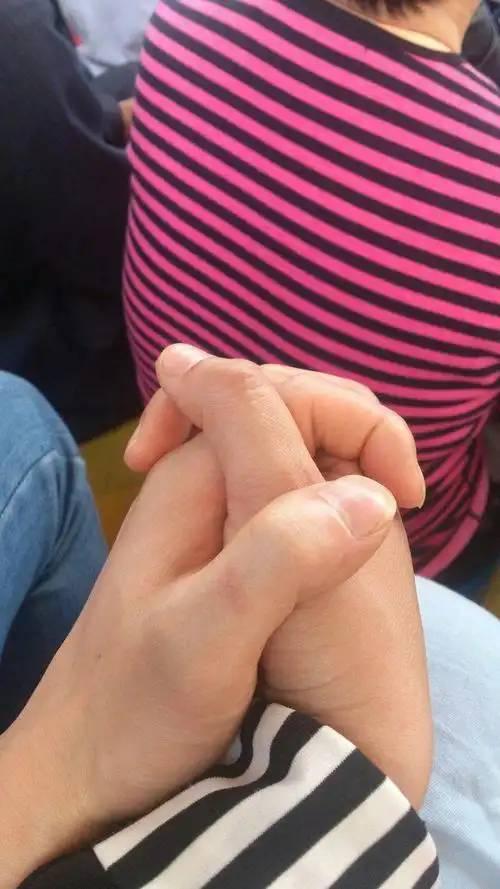 第一次牵手,十指紧扣