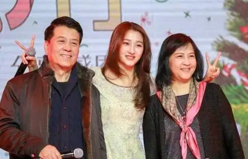 刘亦菲一家颜值逆天,关晓彤姐妹画风清奇,这些明星家人对比照太震惊!