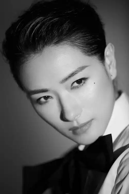 万茜黑白时尚大片曝光