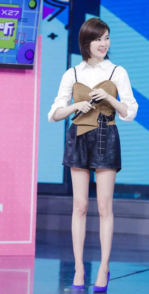 《快乐大本营》最新一期,继歌声之后再次被郁可唯的腿惊艳到了