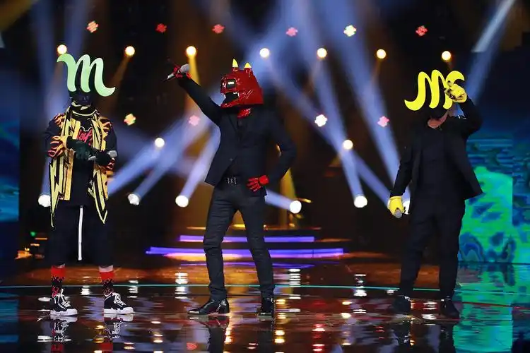 现场评委纷纷"跪拜",黎明现身《蒙面唱将猜猜猜》?