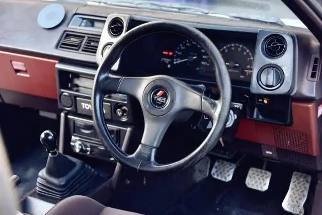 内饰再平凡不过,都是一些经典的设计,可能在当年去看这些也是有着很多