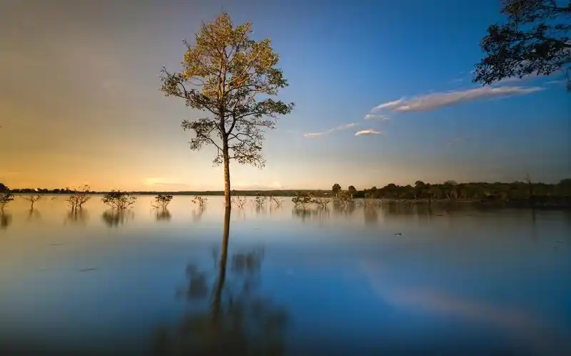 清澈平静的湖水倒影优美自然景色,风景-回车桌面