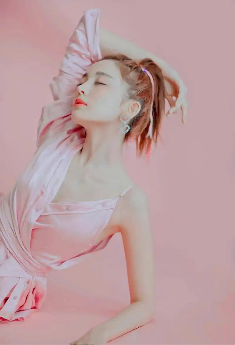 古力娜扎这是穿的睡衣吧,笑容甜蜜但身材好性感!