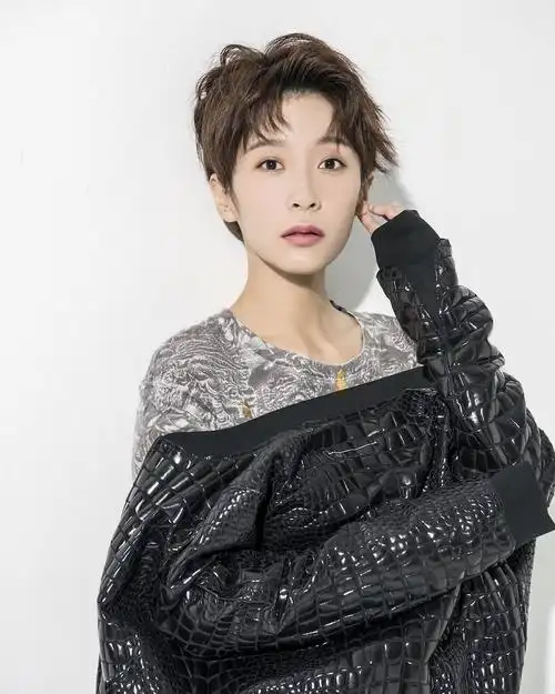 组图朱璇新年写真公开治愈系笑容温暖迷人