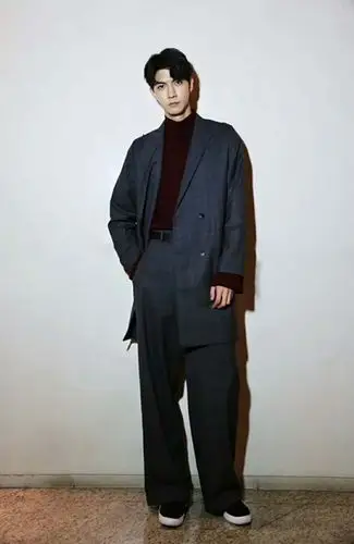 任言恺亮相上海时装周 西装笔挺显熟男风范