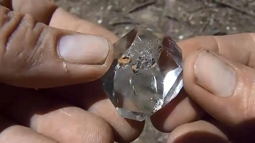 一种藏身岩洞的假钻石因其价值不菲深受收藏家喜爱