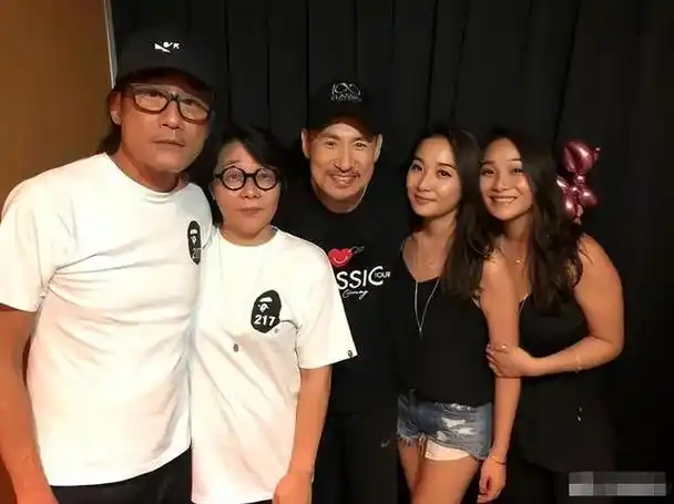 65岁梁家辉现身内地农村,卖力赛龙舟被搀扶,张嘴大口喘气显疲态