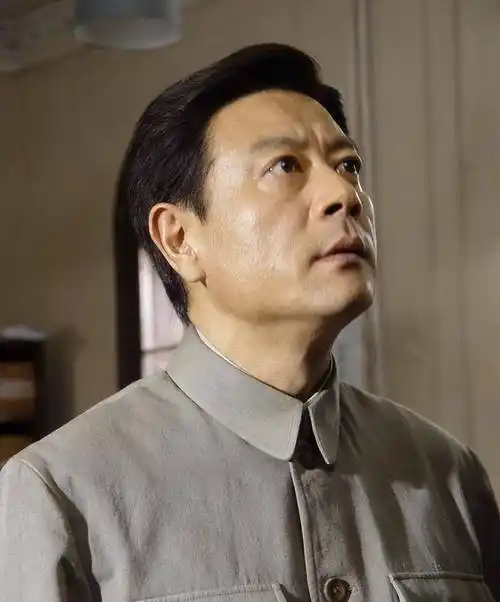 演员巫刚:一段失败的婚姻,离婚后至今未婚,晚年和陈瑾互相照顾_演技