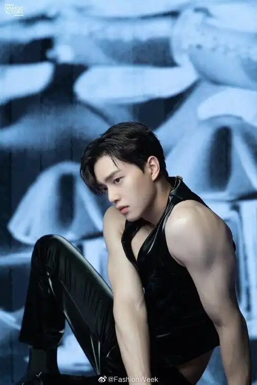 韩国网友在健身房偶遇宋江,举铁的宋江,花美男变身肌肉型男!