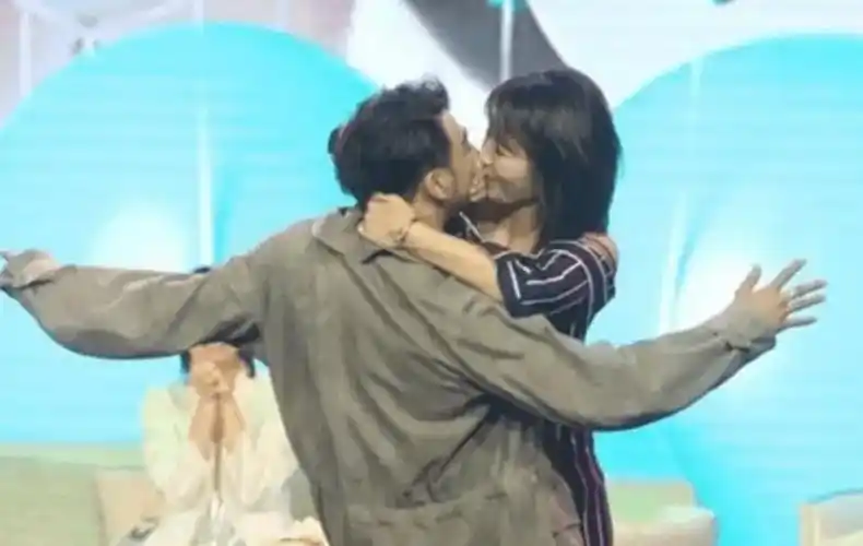 刘涛杨烁当众拥抱,纯友谊还是早已两情相悦?