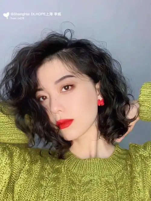 女孩子一定要尝试中短发的法式木马卷烫发