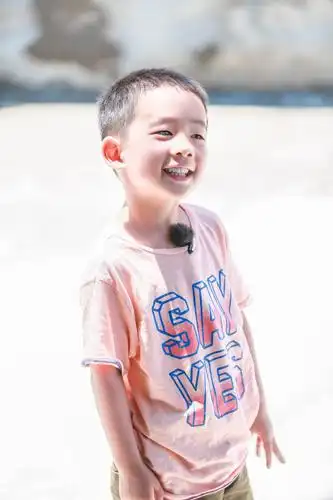 采访间,陈小春自曝二胎生女儿的强烈渴望,多次夸赞刘畊宏女儿小泡芙很