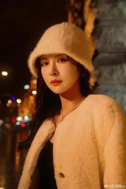 龙年第一条微博#张语格超话#初一#  起床了嘛～～初一快乐