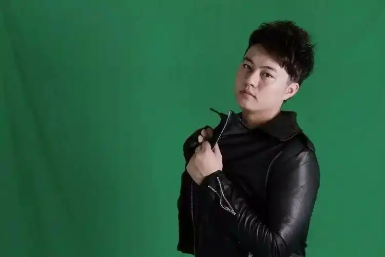 音乐人刁狼万兵(中国)中国刀郎模仿秀刁狼万兵,中国内地知名男歌手,曾