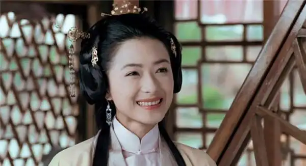 盘点万茜古装扮相,娇媚飒爽疯批美人,哪个让你印象深刻?