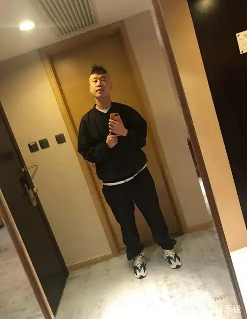 奶胖的杨九郎儒雅的长衫大褂下是一个会穿爱搭的潮男心