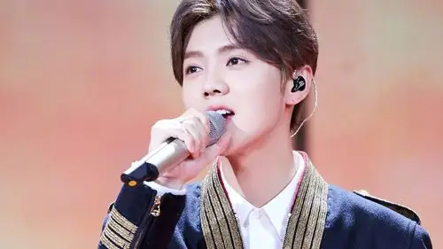 55m上传时间:2020-06-16壁纸标签:内地明星鹿晗明星风尚壁纸封面图