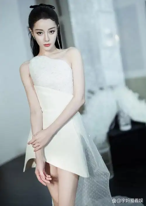分享迪丽热巴新造型美图,高贵优雅的白色让她更美了.#迪丽热巴