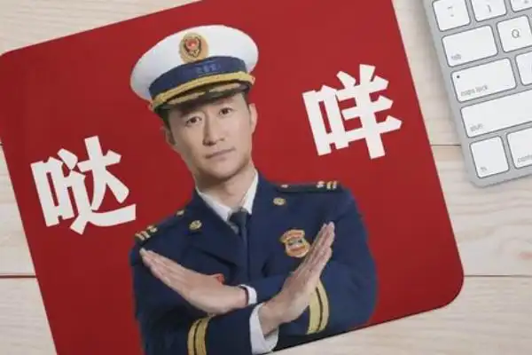 达咩之所以会火起来,和一位明星有一定的关系,之前吴京拍摄过一张宣传