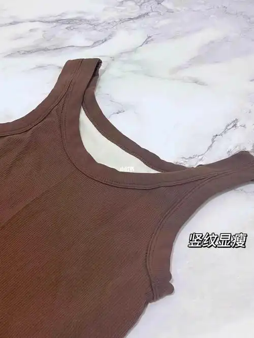 穿多会热 穿少会冷 这个时候一件保暖小背心就派上用处了 无论是搭配