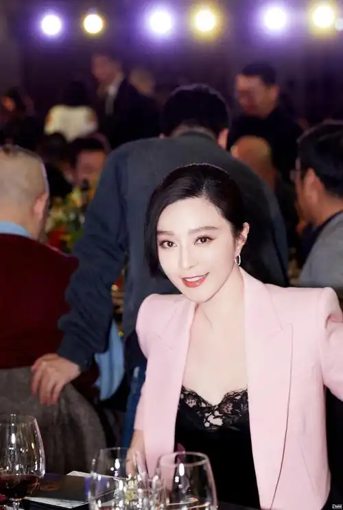 范冰冰亮相爱奇艺九周年庆典活动