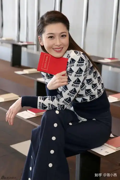 周丽淇穿衣真大胆,绿裙里面套蕾丝内搭秀身材,不愧是tvb花旦