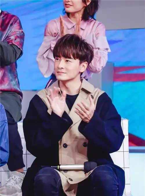 《极速前进》等真人秀节目后,郑元畅越发表现出了潜藏的综艺体质,多次